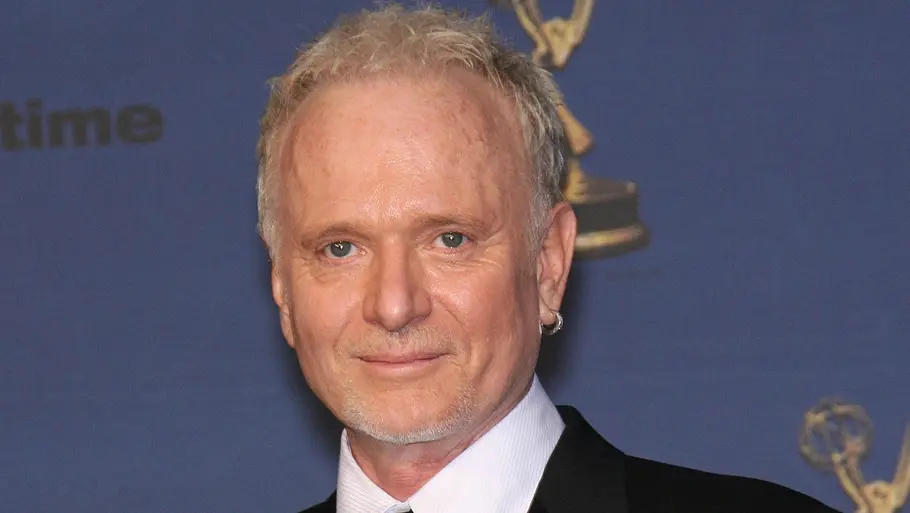 Anthony Geary ist tot. Anthony Geary bei den 33rd Annual Daytime Emmy Awards, hält den Preis in der Hand