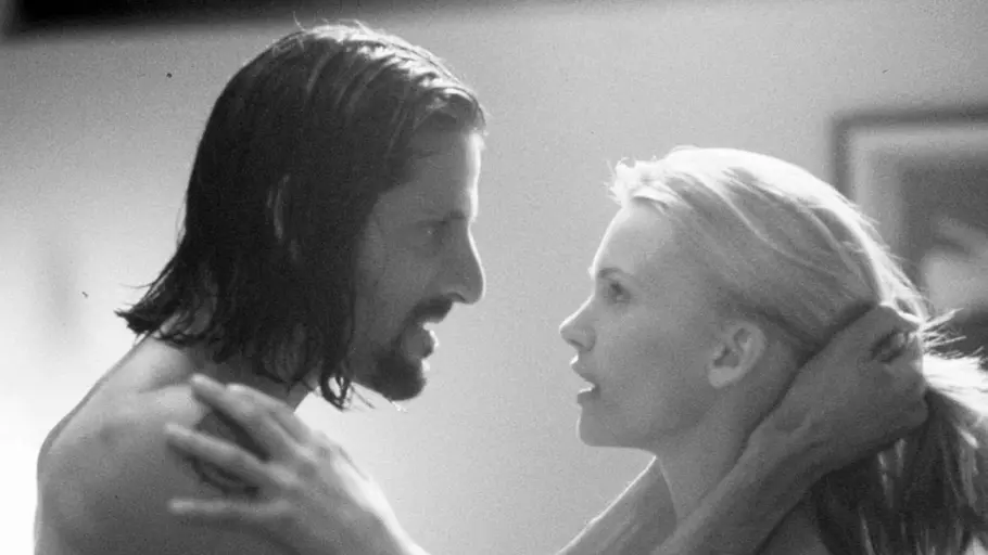 Anthony Guidera ist tot Anthony Guidera und Natasha Henstridge. Beide mit freiem Oberkörper. Sie schauen sich tief in die Augen.