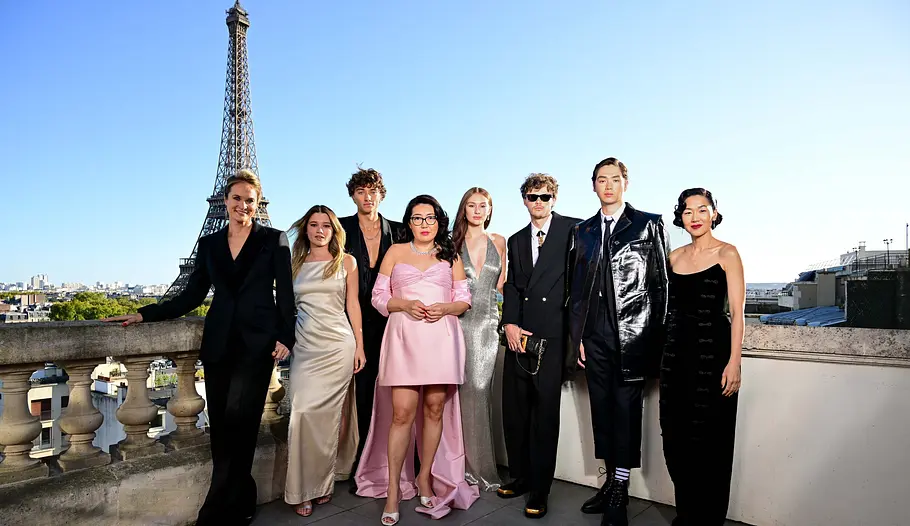 Jenny Han und der TSITP-Cast in Paris. Jenny Han und der TSITP-Cast in Paris.