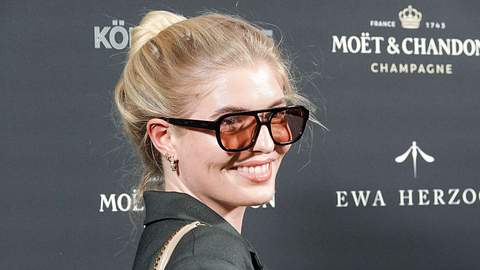Antonia Hemmer mir orangener Sonnenbrille und Dutt auf einem Event. - Foto:  IMAGO / BREUEL-BILD