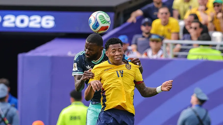 Antonio Rüdiger in einem Zweikampf mit dem Ecuador-Spieler Gonzalo Plata.