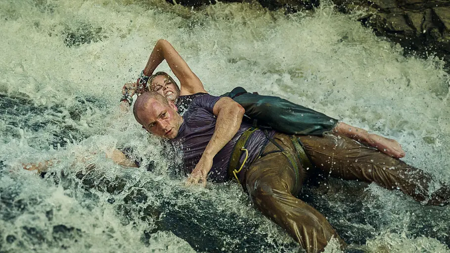 Taron Egerton als Ben und Charlize Theron als Sasha im Film „Apex“.