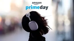 Frau trägt Apple AirPods Max vor einem verschwommenen Stadthintergrundbild, darüber ein Amazon Prime Day Logo - Foto: TV Movie / Canva Frau trägt Apple AirPods Max vor einem verschwommenen Stadthintergrundbild, darüber ein Amazon Prime Day Logo - Foto: TV Movie / Canva