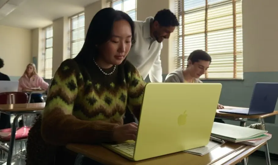Schülerin mit MacBook Neo