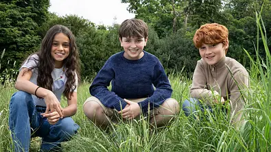 Die neuen Stars der „Harry Potter“-Serie: Hermine (Arabella Stanton), Harry (Dominic McLaughlin) und Ron (Alastair Stout)  - Foto: Aidan Monaghan/HBO