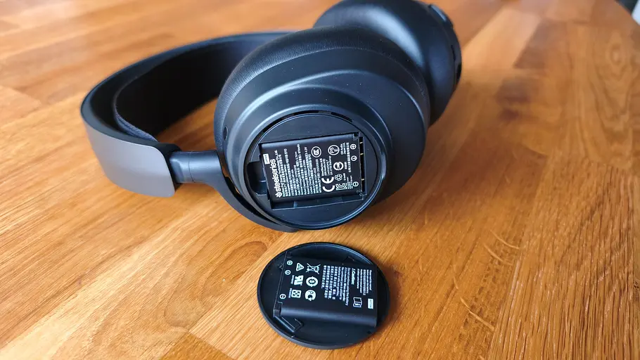 Das Infinite Power System mit zwei Akkus im Headset des Arctis Nova Pro Omni