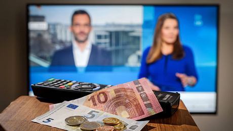 Für das Programm der ARD zahlt man eh schon monatlich - Foto: IMAGO / epd