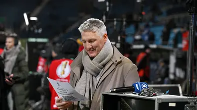 Bastian Schweinsteiger als Experte auf dem Fußballplatz. - Foto:  IMAGO / Team 2