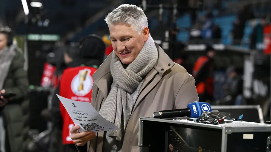 Bastian Schweinsteiger. Bastian Schweinsteiger als Experte auf dem Fußballplatz.