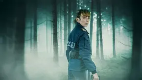 Julia Koschitz steht als Polizistin Pia Kraus in dunkler Uniform in einem nebligen Wald und blickt über die Schulter zurück. - Foto: ARD Degeto Film/ORF/Mona Film/Victoria Herbig/Landsiedl Julia Koschitz steht als Polizistin Pia Kraus in dunkler Uniform in einem nebligen Wald und blickt über die Schulter zurück. - Foto: ARD Degeto Film/ORF/Mona Film/Victoria Herbig/Landsiedl