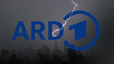 Man sieht das Logo der ARD vor einer grauen Skyline und einem Blitz.  - Foto: IMAGO / UPI Photo / ARD