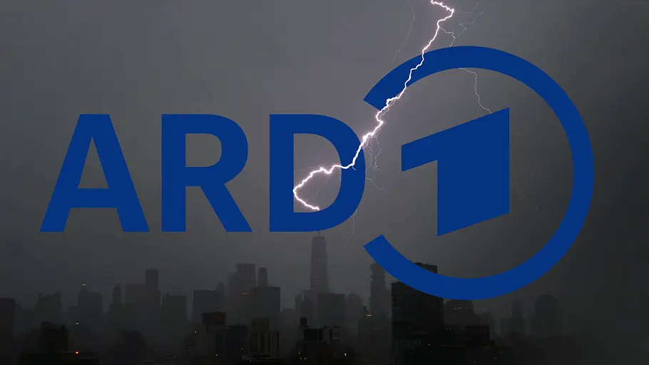 ARD – Blitz Man sieht das Logo der ARD vor einer grauen Skyline und einem Blitz.