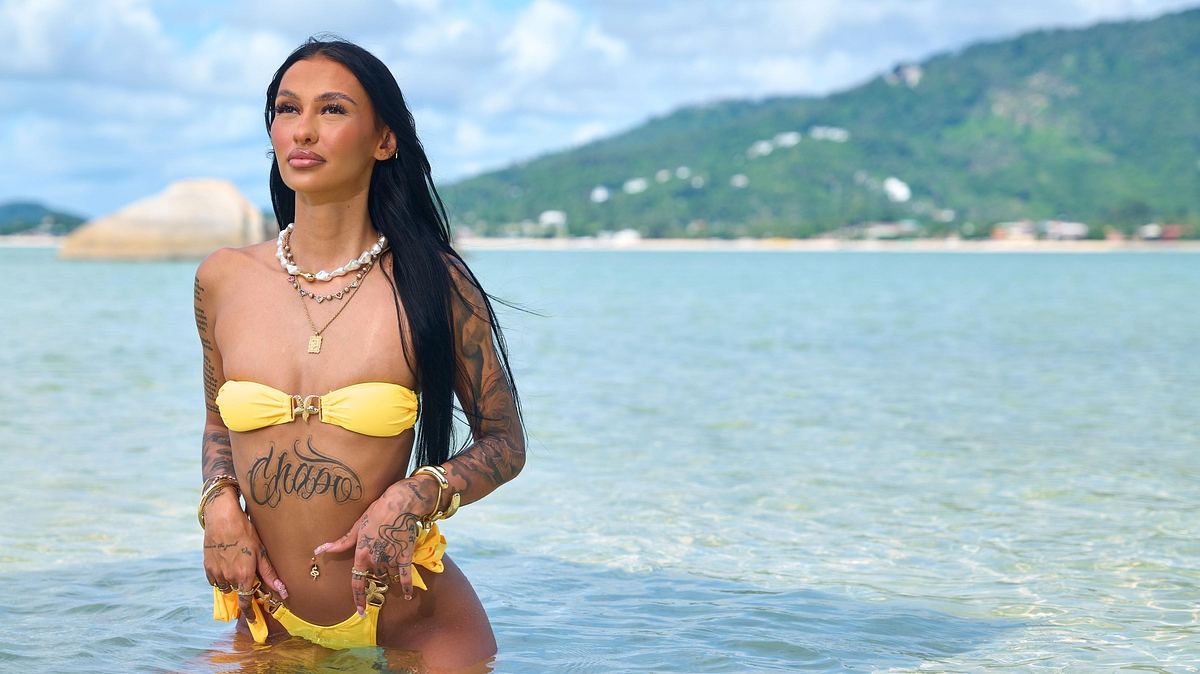 Joanna posiert für AYTO im Meer