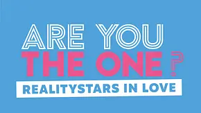 Logo von „Are You The One? Realitystars in Love“ vor blauem Hintergrund mit weißer und pinker Schrift. - Foto: RTL