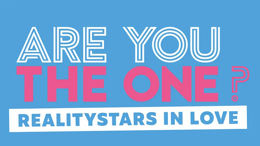 AYTO Logo von „Are You The One? Realitystars in Love“ vor blauem Hintergrund mit weißer und pinker Schrift.
