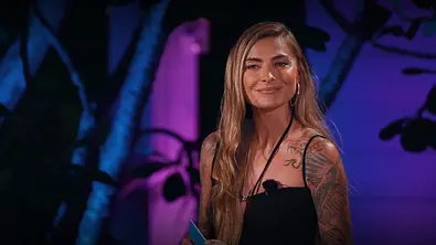 Sophia Thomalla steht mit einem lächelnden Blick bei AYTO. - Foto: RTL
