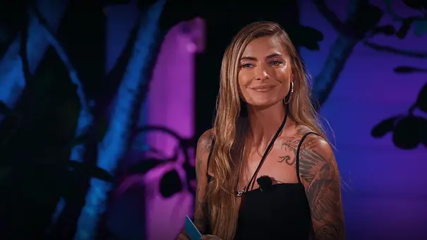 Sophia Thomalla steht mit einem lächelnden Blick bei AYTO. - Foto: RTL Sophia Thomalla steht mit einem lächelnden Blick bei AYTO. - Foto: RTL