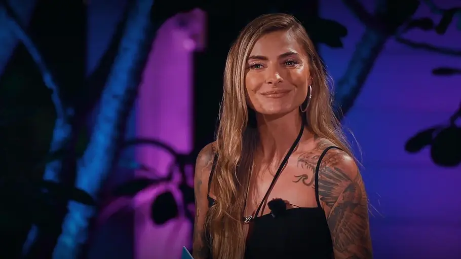 Sophia Thomalla Sophia Thomalla steht mit einem lächelnden Blick bei AYTO.