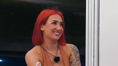 Francesca lächelt jemanden abseits der Kamera an. - Foto: RTL Francesca lächelt jemanden abseits der Kamera an. - Foto: RTL