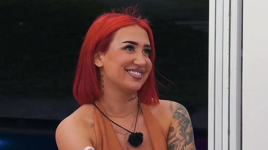 Francesca Francesca lächelt jemanden abseits der Kamera an.