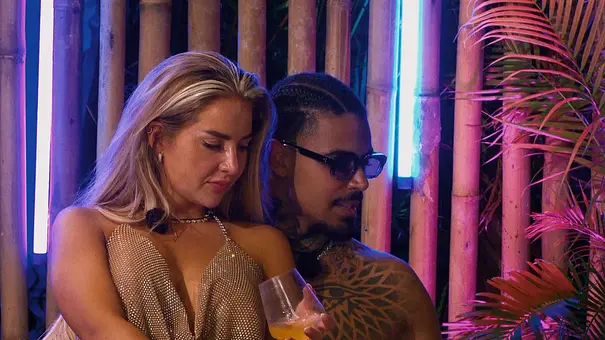 Emma sitzt bei Germain auf dem Schoß, sie schauen beide in verschiedene Richtungen - Foto: RTL Emma sitzt bei Germain auf dem Schoß, sie schauen beide in verschiedene Richtungen - Foto: RTL
