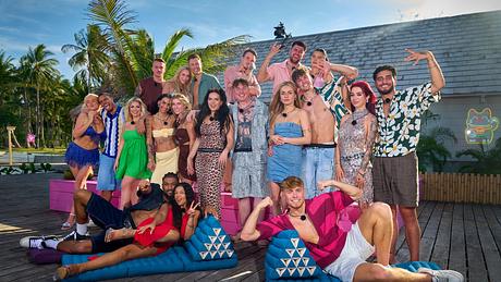 Der Cast von AYTO-Realitystars, Staffel 5 posiert vor der Villa - Foto: RTL/ Frank Beer
