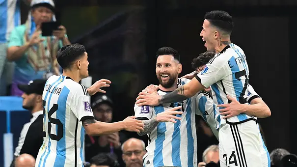 Messi, Molina und weitere Spieler feiern ein Tor. - Foto: IMAGO / Bestimage