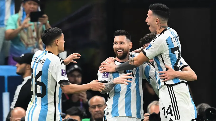 Argentinien vs. Algerien WM Messi, Molina und weitere Spieler feiern ein Tor.