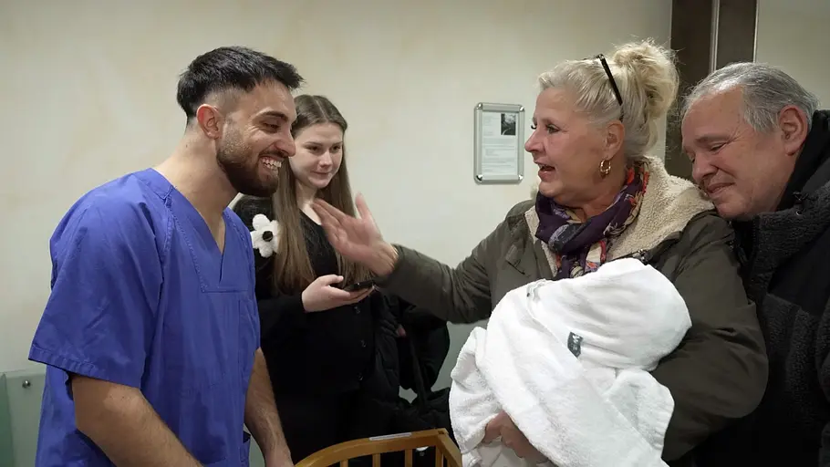 Aria Wollny ist da Silvia Wollny und Harald Elsenbast bewundern Baby Aria, während Lavinia und Servet sich freuen.