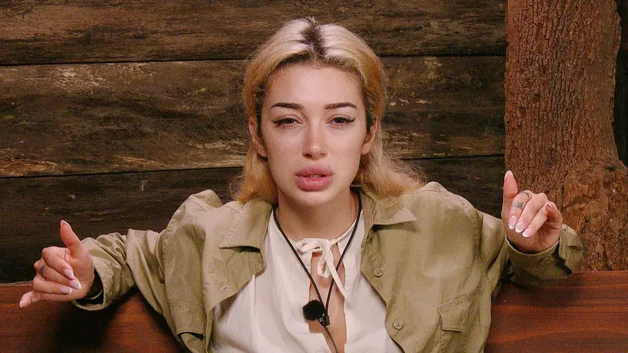 Ariel schaut mit ernster Miene in die Kamera.