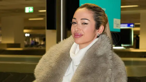 Ariel posiert in einem Pelzmantel am Flughafen. - Foto: IMAGO / BOBO Ariel posiert in einem Pelzmantel am Flughafen. - Foto: IMAGO / BOBO