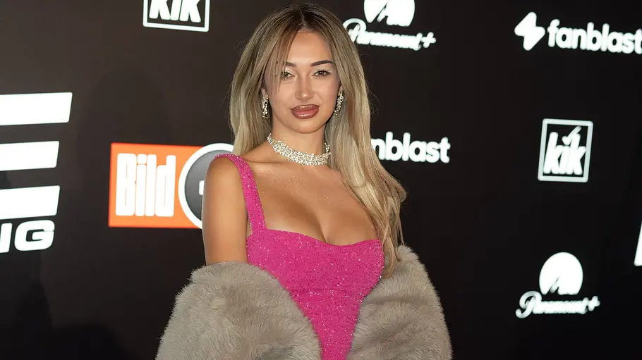 Ariel soll eine der Kandidatinnen sein. Ariel im pinken Kleid auf einem Event.