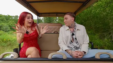 Ariel im roten Kleid sitzt mit augerissenen Mund und hoch gehaltenen Händen Giuliano in weißer Jacke gegenüber. - Foto: RTL