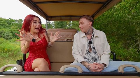 Ariel im roten Kleid sitzt mit augerissenen Mund und hoch gehaltenen Händen Giuliano in weißer Jacke gegenüber. - Foto: RTL