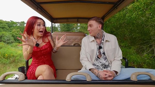 Ariel im roten Kleid sitzt mit augerissenen Mund und hoch gehaltenen Händen Giuliano in weißer Jacke gegenüber. - Foto: RTL