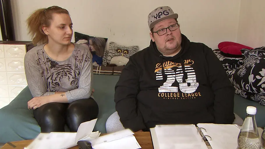 Tobias und Jenny genüsslich auf dem Sofa.