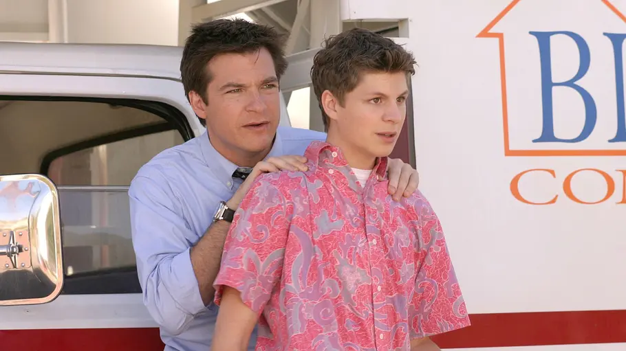 Arrested Development Michael Bluth und sein Sohn George Michael stehen vor einem Umzugswagen und blicken aufmerksam nach vorn – eine Szene aus der Comedyserie „Arrested Development“.