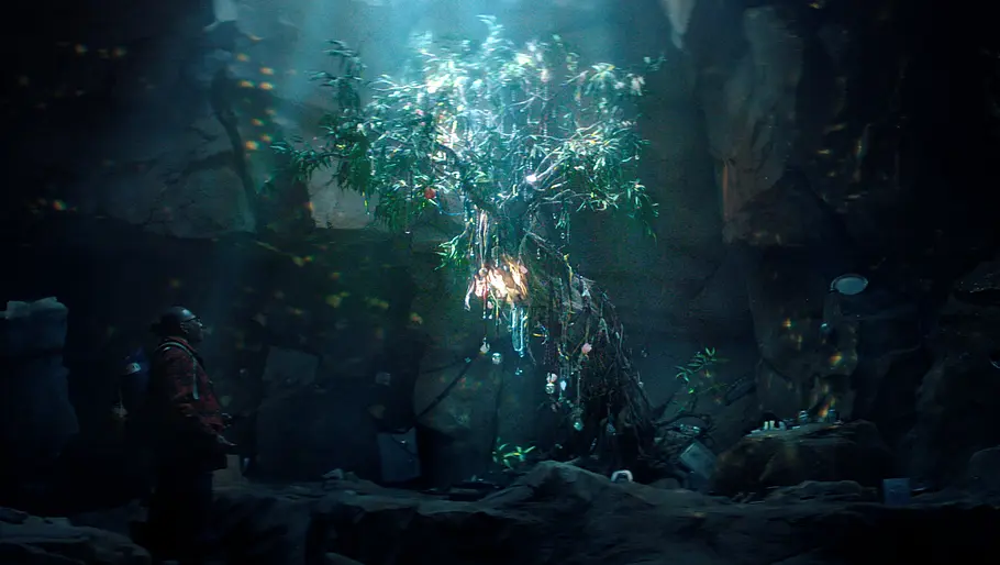 Art steht vor dem Baum in der Höhle, an dem ein Pfirsich wächst.