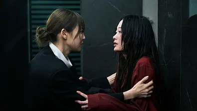 Eun-su tröstet Hui-su - Foto: Yu Ara / Netflix