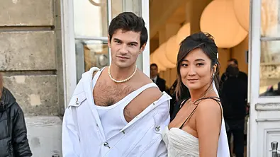 Paul Forman und Ashley Park aus Emily in Paris in weißen Outfits, schauen in die Kamera - Foto: IMAGO / ABACAPRESS