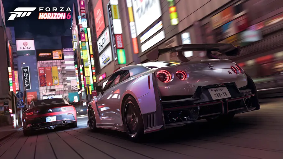 Zwei Sportwagen fahren durch die Straßen von Tokio in Forza Horizon 6 bei Nacht