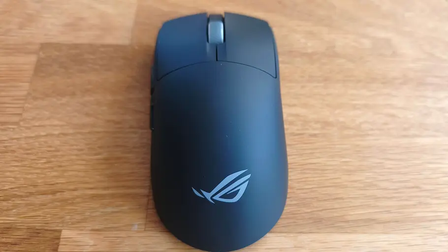 ASUS ROG Harpe Ace II Die ASUS ROG Harpe Ace II in der Detail-Aufnahme auf einem Holztisch