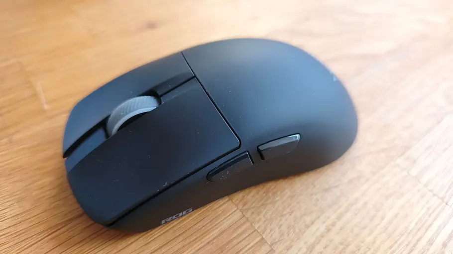 ASUS ROG Harpe Ace II Eine Detailaufnahme der schwarzen ASUS ROG Harpe Ace II auf einem Holztisch