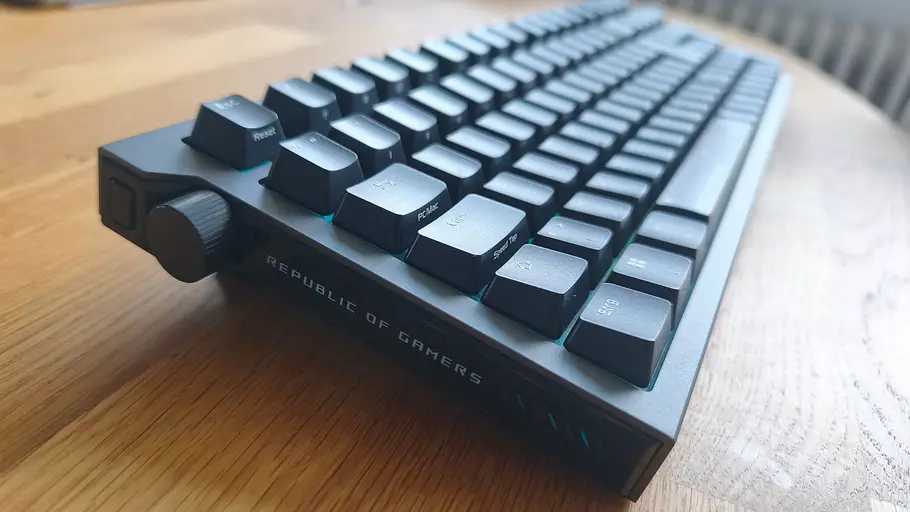 ASUS ROG Strix Morph 96 seitlich Ein seitlicher Blick auf die ASUS ROG Strix Morph 96
