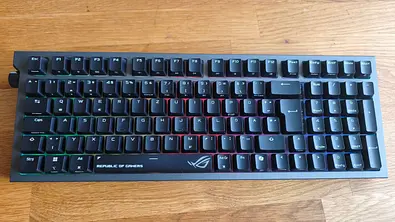 Eine ASUS ROG Strix Morph 96 Wireless ist auf einem Holztisch - Foto: David Rams