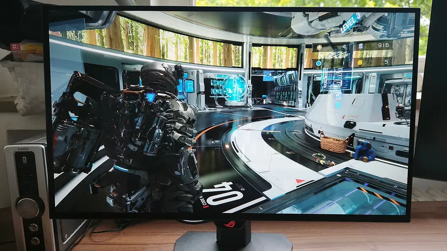 ASUS XG27AQWMG Ein Bild des ASUS ROG Strix XG27AQWMG mit Pragmata