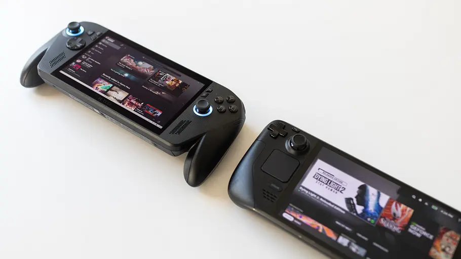 Das ASUS ROG Xbox Ally X liegt neben einem Steam Deck OLED. Auf beiden Screens sind die Benutzeroberflächen zu sehen!