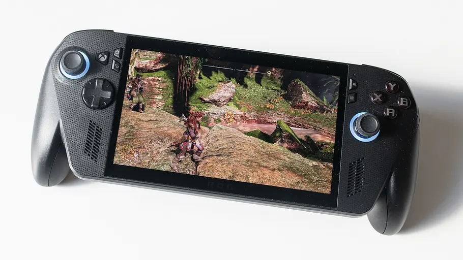 Das ASUS ROG Xbox Ally X liegt auf einem weißen Tisch. Auf dem Bildschirm ist Horizon Forbidden West zu sehen