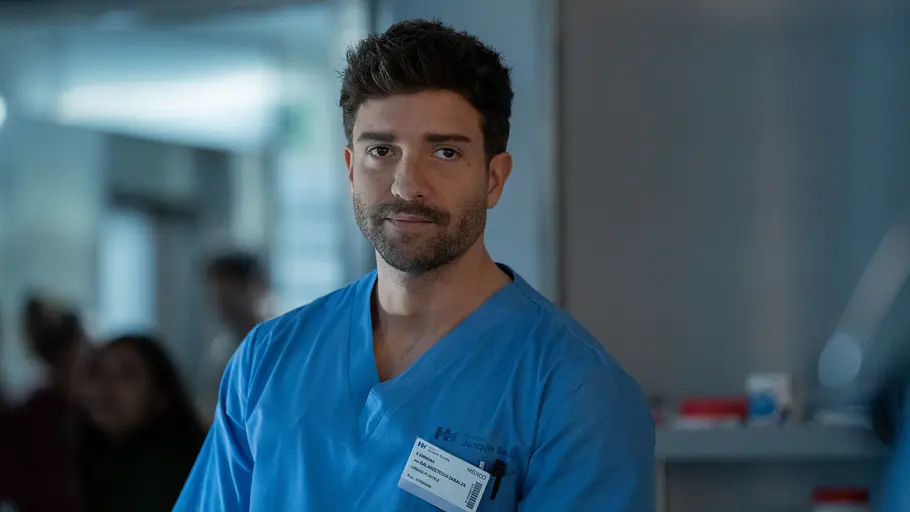 Atemlos Jon schaut nachdenklich in die Ferne eines Krankenhauses.