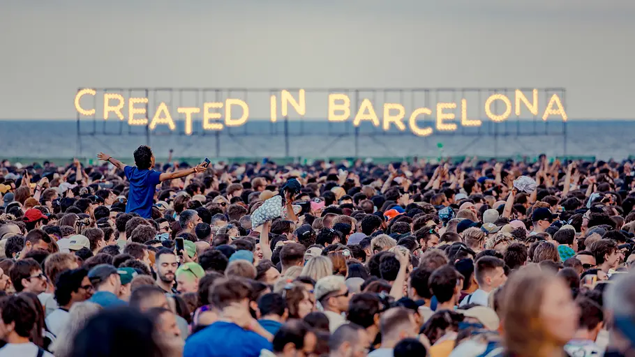 Ein Bild des Publikums beim Primavera Sound mit Created in Barcelona Slogan im Hintergrund